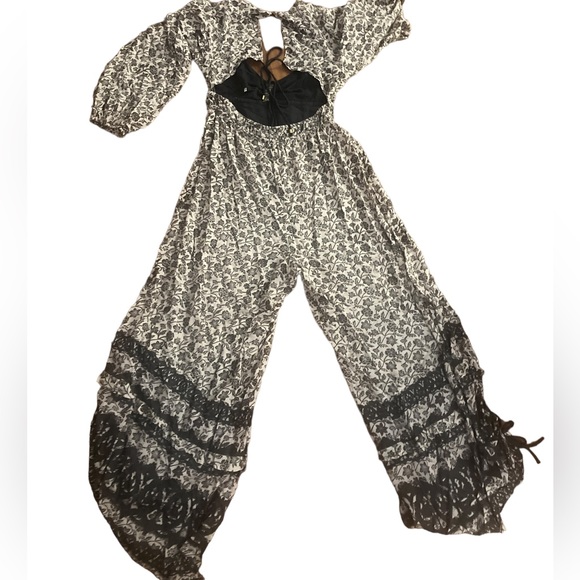 Free People Boho Chic Jumpsuit-Black -Cream Floral, Cut-Out Back AMAZING! NEW!! - Picture 4 of 9